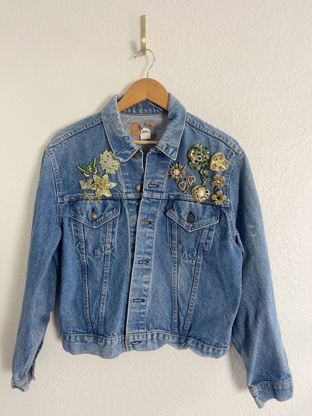 Brooch Crazy! Embellished Denim Jackets with antique brooches. - Picture 8 of 13